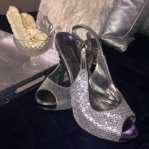 Sexy silver heels in VERY good condition